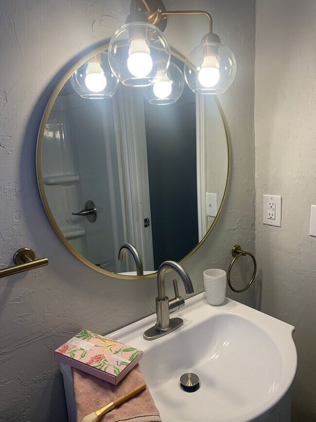 Primary Photo - Studio Apartment in Jefferson Park