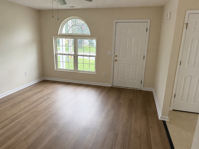 Building Photo - Super Cute home located in City Limits