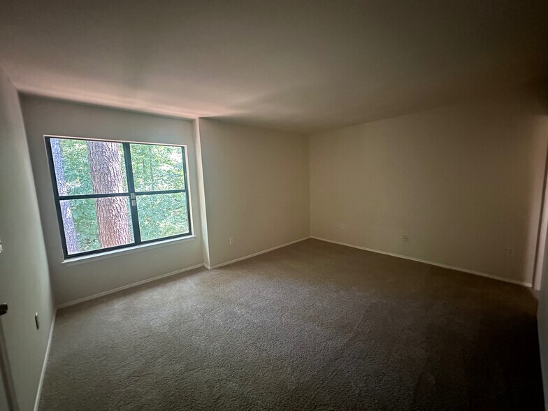 Building Photo - Room in Condo on Huntingdon Chase