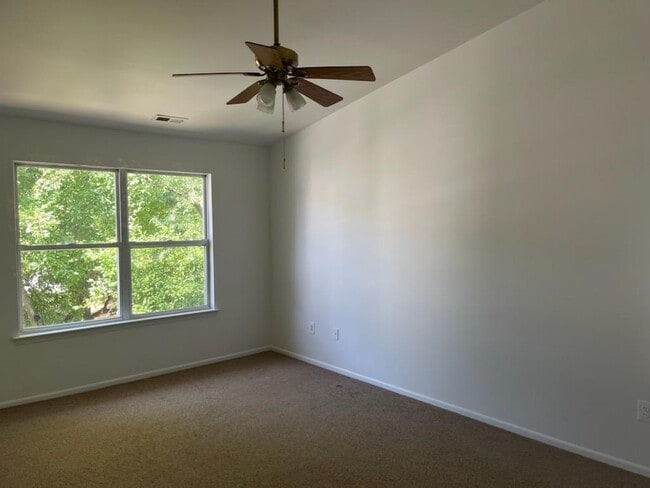 Building Photo - 398 Keswick Dr