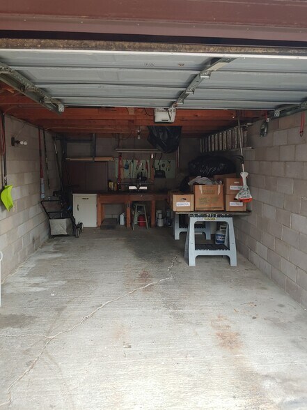 garage - 1146 Howard St