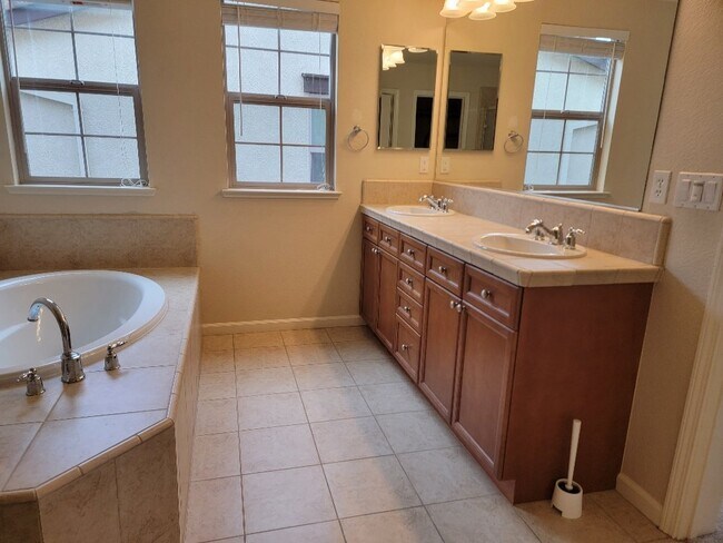 Building Photo - 3 Bedroom 3 bath house with a loft for rent in Folsom in the Parkway.  Solar & 240V Electric Car ...