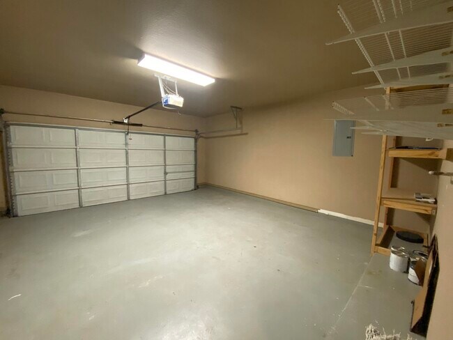 Building Photo - 9813 Sandhill Dr