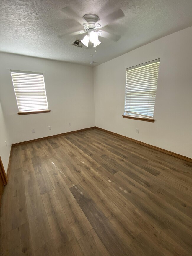 Building Photo - 227 W Ridge Rd