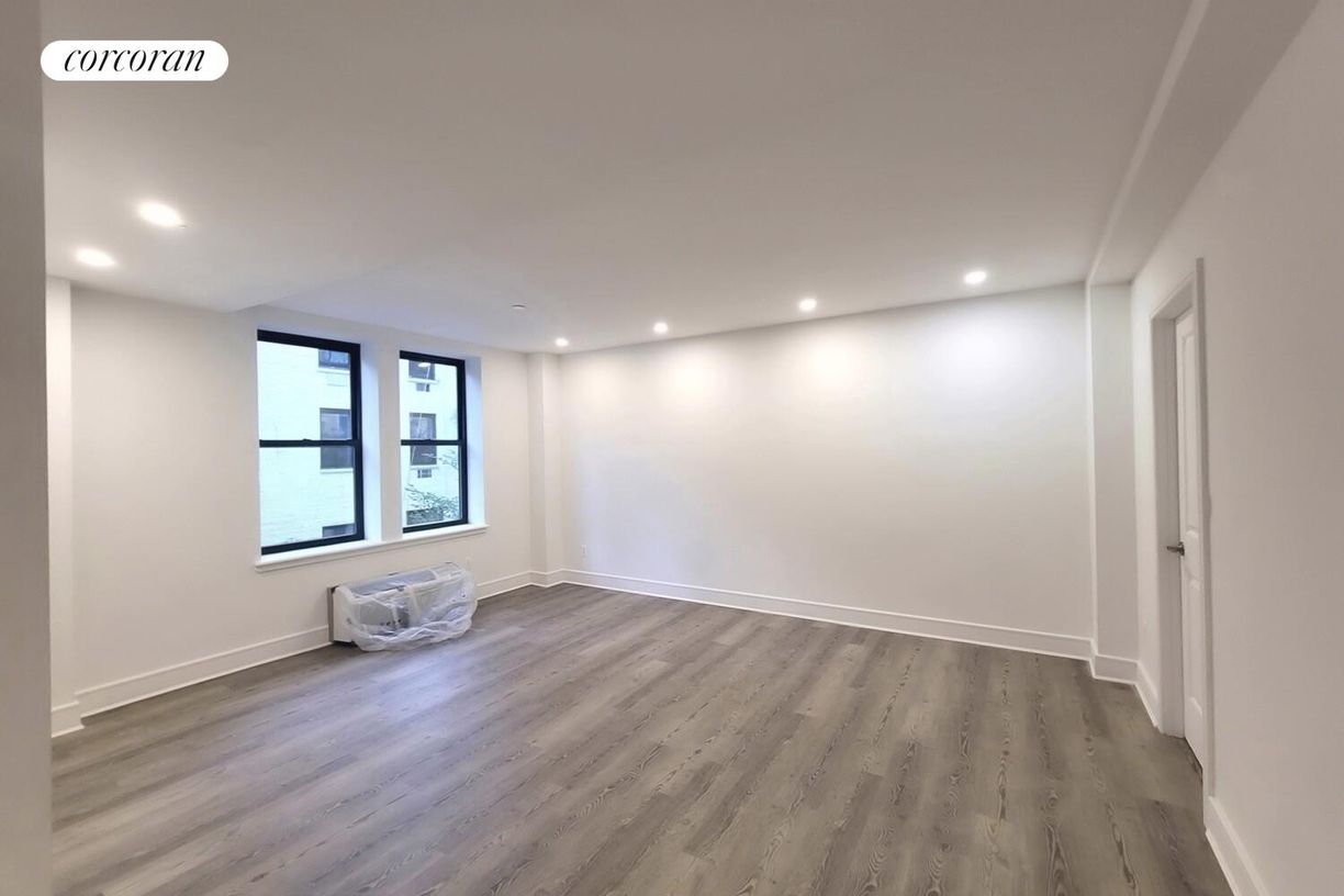 Building Photo - 45 W 81st St