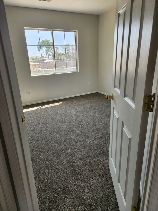 Building Photo - Sundance golf community home, 3 car garage, RV gate