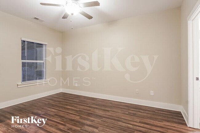 Building Photo - 2745 Village Pl