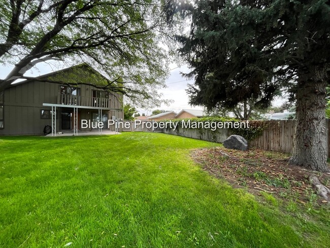Building Photo - 1190 York Dr