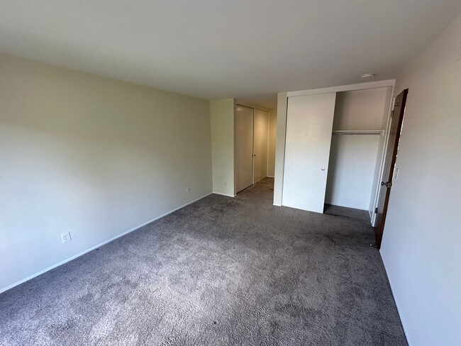 Building Photo - Beautifully Updated 2-Bedroom Unit with On...