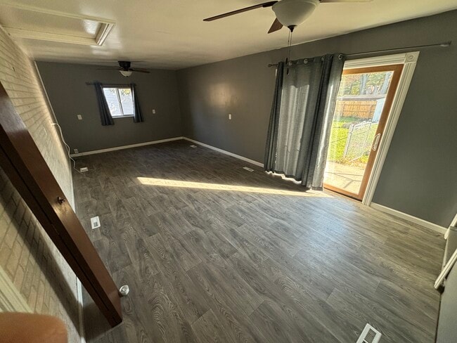 Building Photo - Columbine Ave