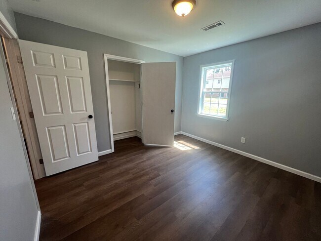 Building Photo - 4 bedroom 1 bathroom home in University Manor