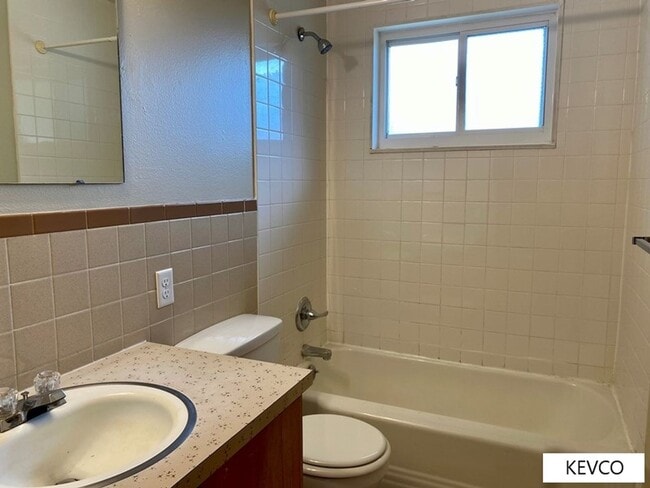 Building Photo - Ranch-Style Home in Campus West