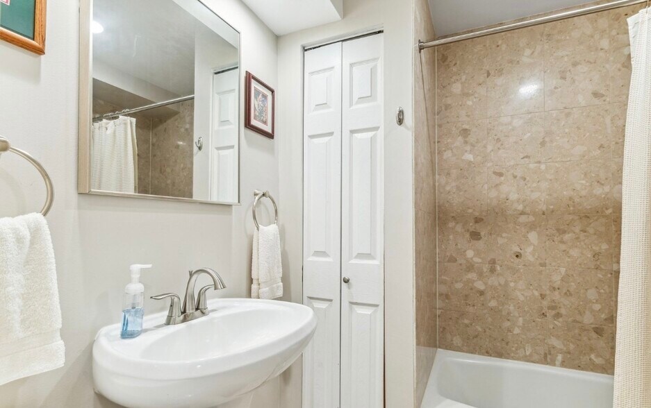 Bathroom 2 - 857 N La Salle Dr