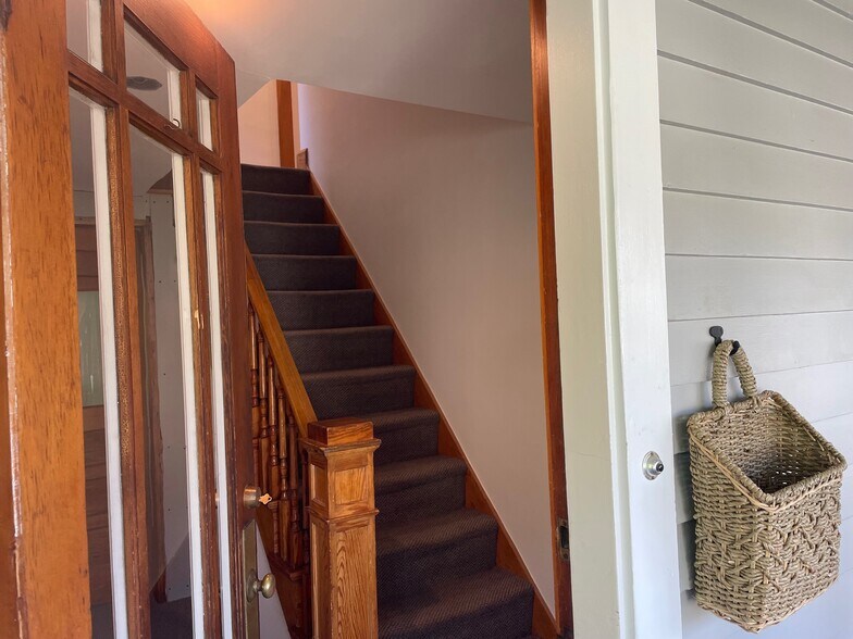Interior Entrance & Foyer - 13 Middle St