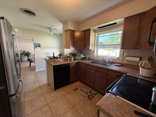 Building Photo - 2309 Tulip St