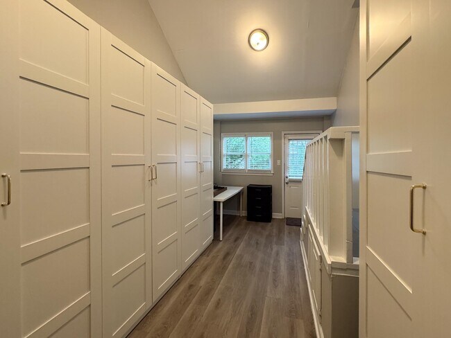 Building Photo - 3350 Highland Park Pl