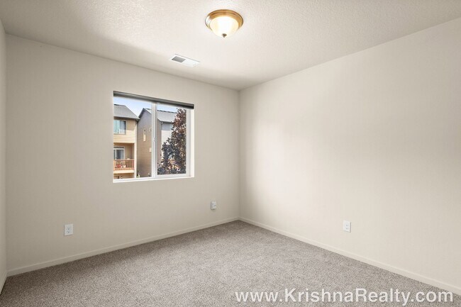 Building Photo - Eco-Friendly & Modern Townhome in Hazel Dell North