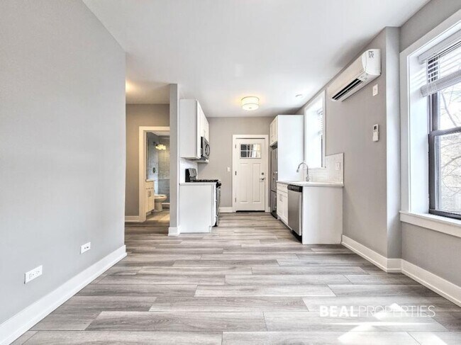 Building Photo - 2 bedroom in CHICAGO IL 60613