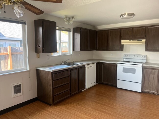 Building Photo - Open Concept: 3 Bed, 1.5 Bath Hidden Gem!