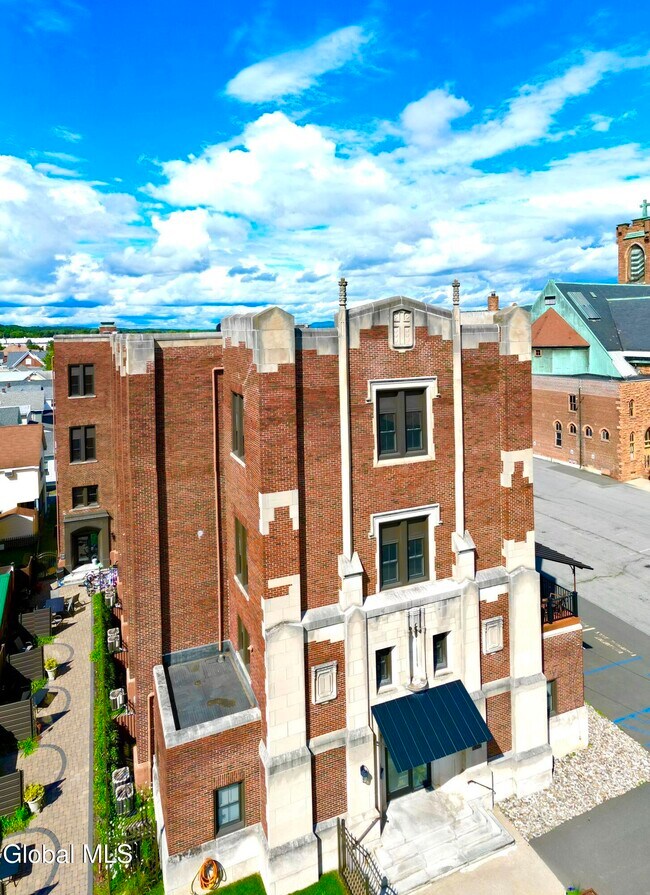 Building Photo - 34 William St