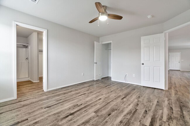 Building Photo - 3 Bed 2 Bath home mins away from the University!