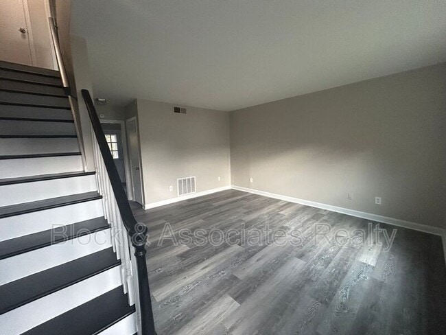 Building Photo - 514 S Cherry St