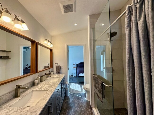 Building Photo - Move in ready - fully furnished condo in H...