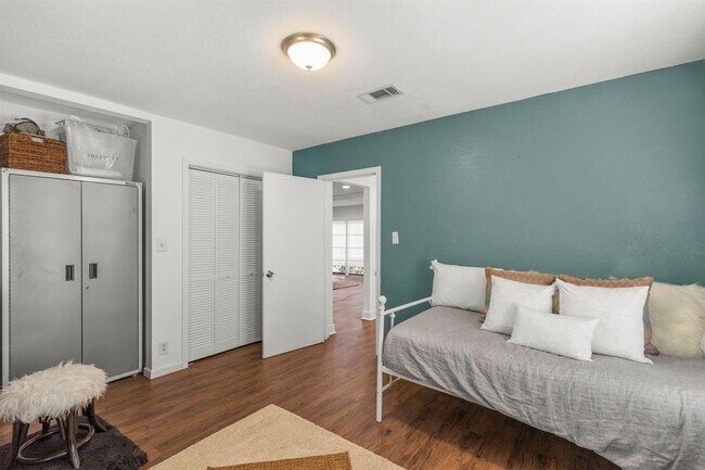 Building Photo - 5808 Community Dr