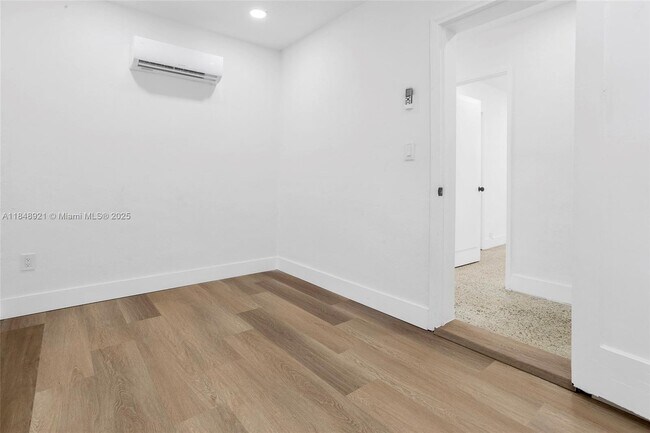 Building Photo - 1528 NE 145th St