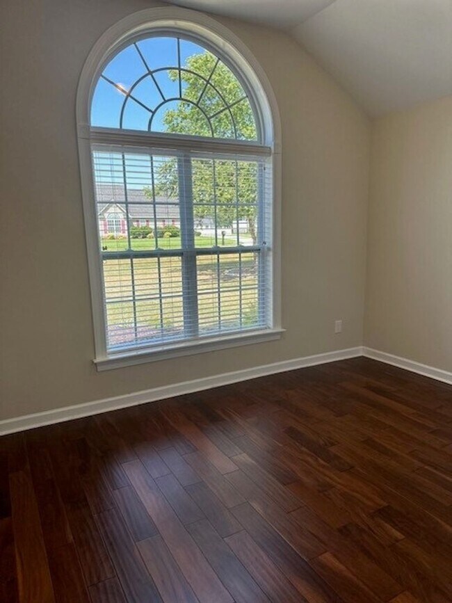 Building Photo - 3 Bed/2 Bath Home with Bonus Room & Screen...