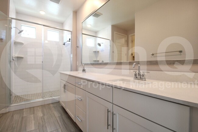 Building Photo - 678 N Bay Dr