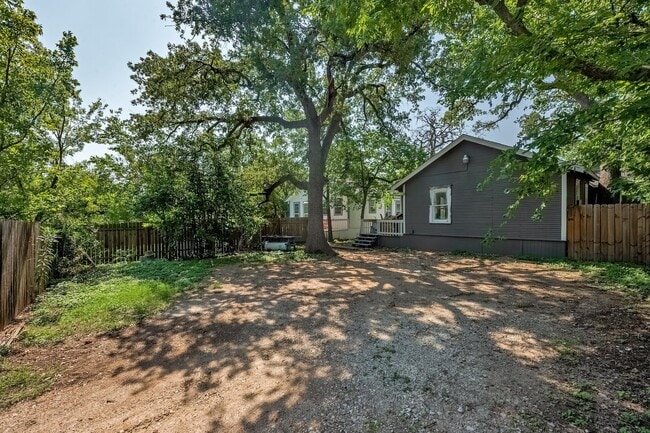 Building Photo - 610 W 35th St