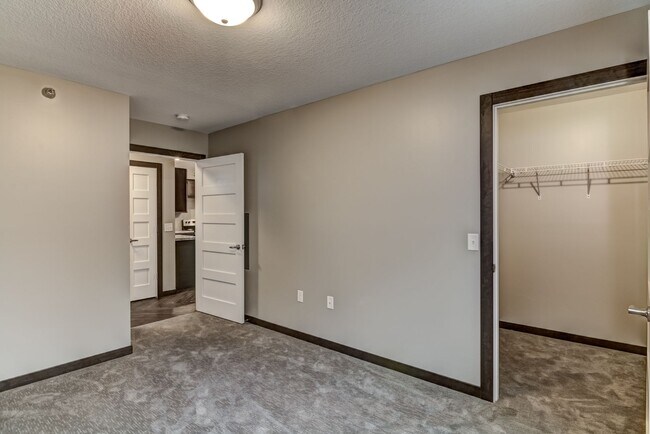 Building Photo - 2 Bed 2 Bath - Private Entry! $500 Deposit!