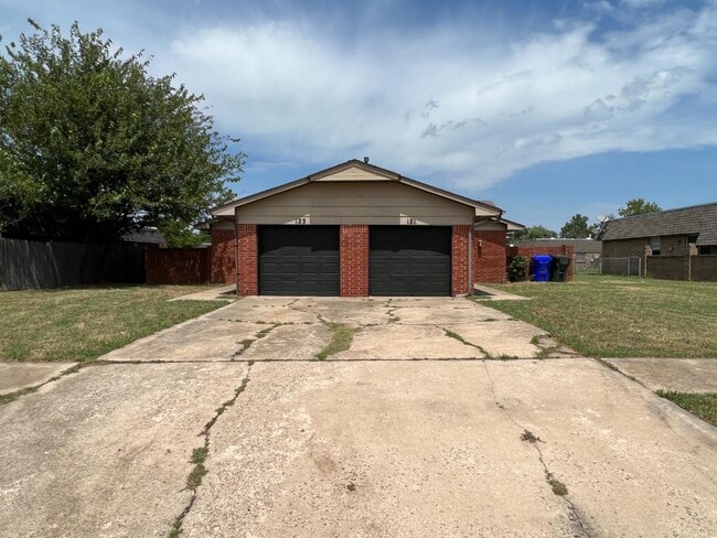 Primary Photo - 121 Crawford Ct