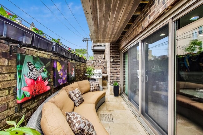 Building Photo - 1150 W Dickens Ave