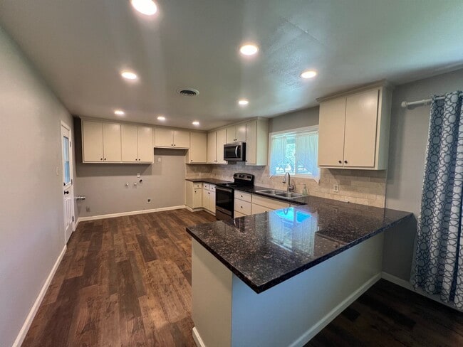 Building Photo - 2 bedroom country home in Escalon!