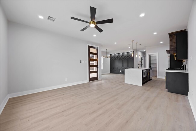 Building Photo - 8310 Mariah St