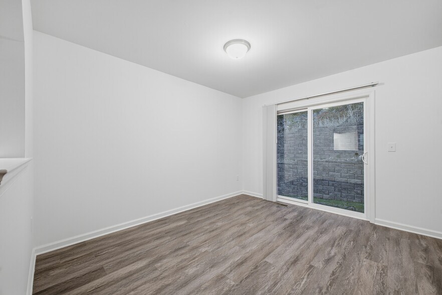 Building Photo - 1250 E 7th St