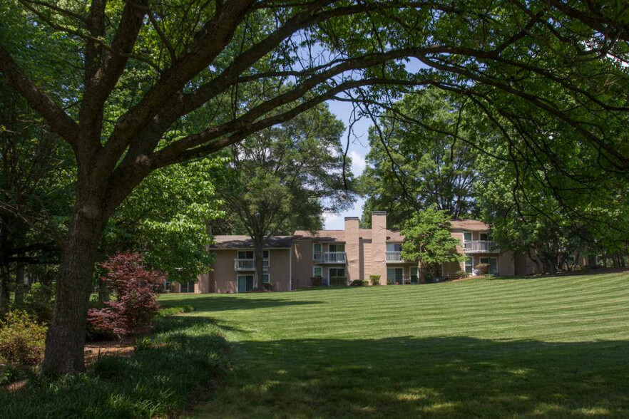 Primary Photo - Chimneys Apartments