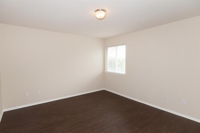 Building Photo - 516 Sweet Leaf Ln
