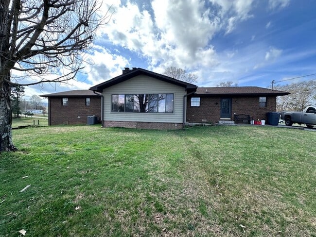 Building Photo - Maryville 37803 - 5 bedroom, 3 bath home - Contact Karen Robertson (865) 454-7626