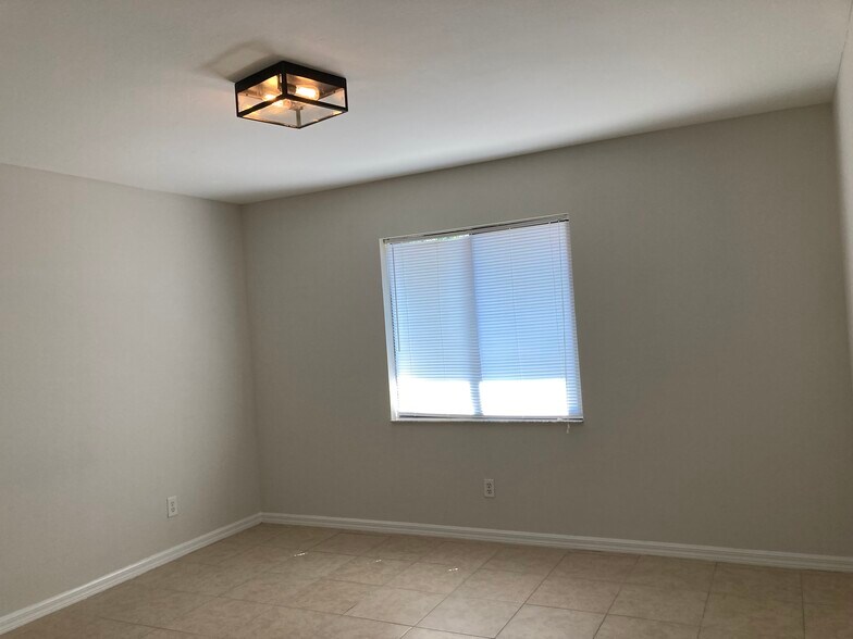 Building Photo - 18633 Holly Rd