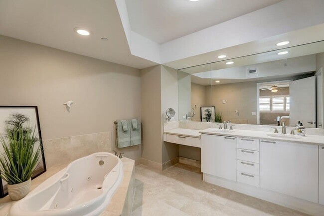 Building Photo - 2650 Lake Shore Dr