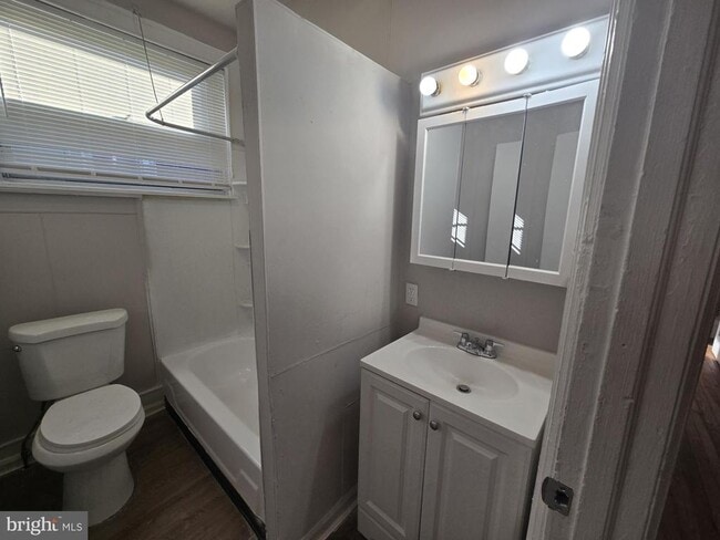 Building Photo - 2536 W Cumberland St