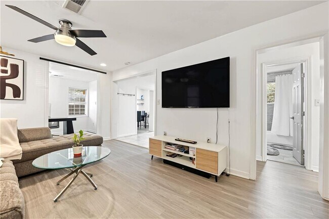 Building Photo - 1416 Graymont Dr SW