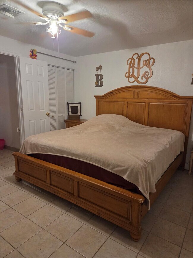 Building Photo - 2630 SW 49th Ct