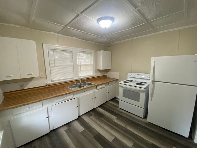 Building Photo - Unique Garage Studio Unit in St. Nicholas Area!