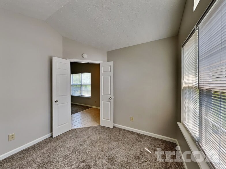 Building Photo - 5260 Pin Oak Dr