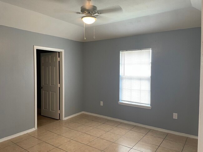 Building Photo - 1015 Hope River Dr