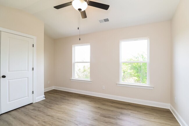 Building Photo - 3-Bedroom, 3.5 Bath Townhome for Rent in Charlotte, NC | Attached Garage & Modern Kitchen